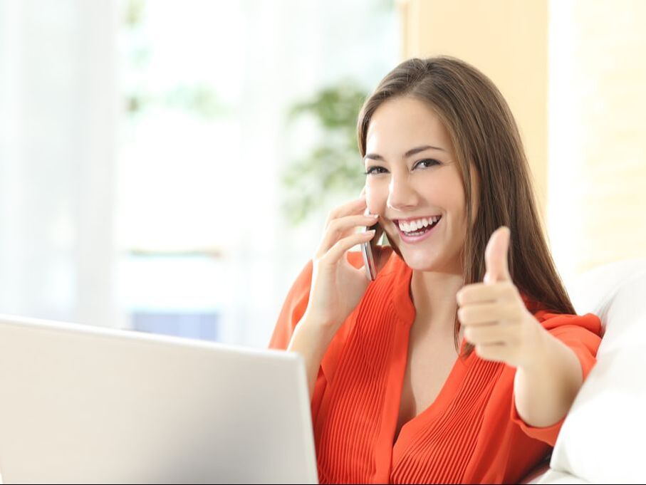 Femme souriante au téléphone 