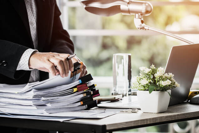 Pile de papier sur un bureau