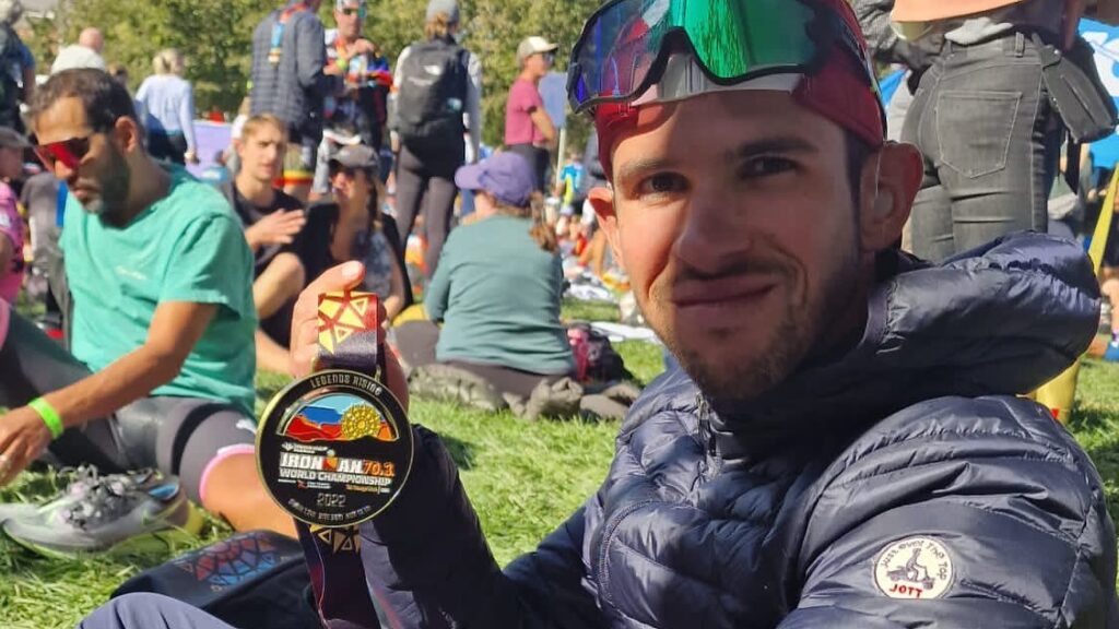 Théo MOREAU est un triathlète sourd que LEMNIA soutient